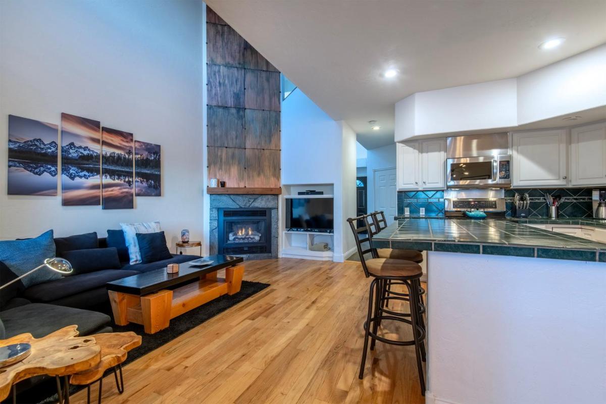 3-Story Ski Hill Road Retreat - Housity
