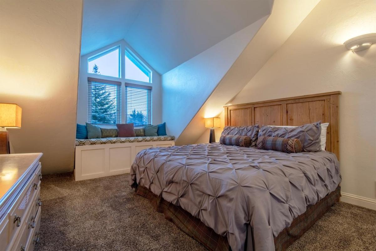 3-Story Ski Hill Road Retreat - Housity