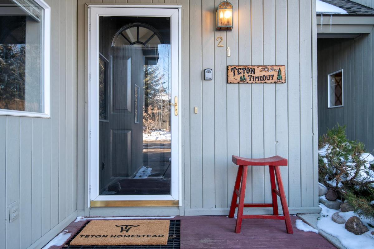 3-Story Ski Hill Road Retreat - Housity