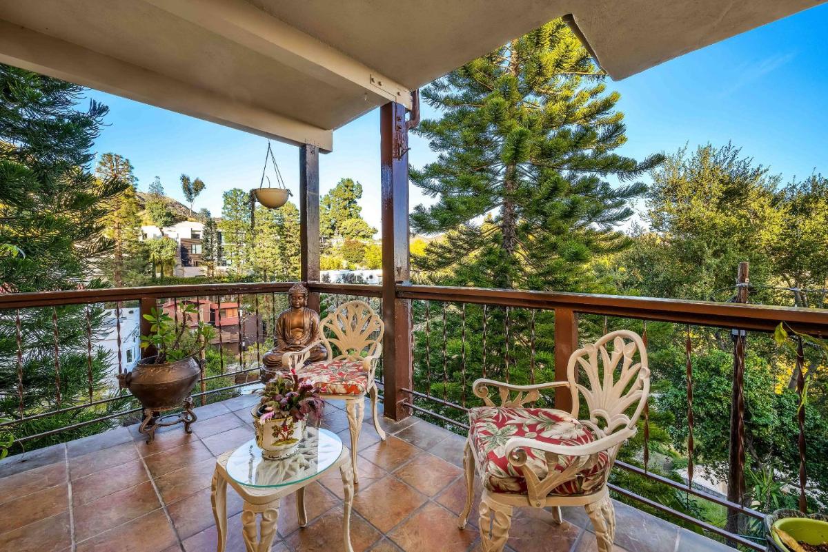 Secret Stairs Apt Hollywood Hills - Housity