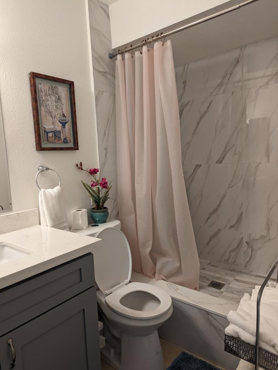 2Bedroom with Den and 2BA 4 Blocks to Santa Monica Beach - Housity
