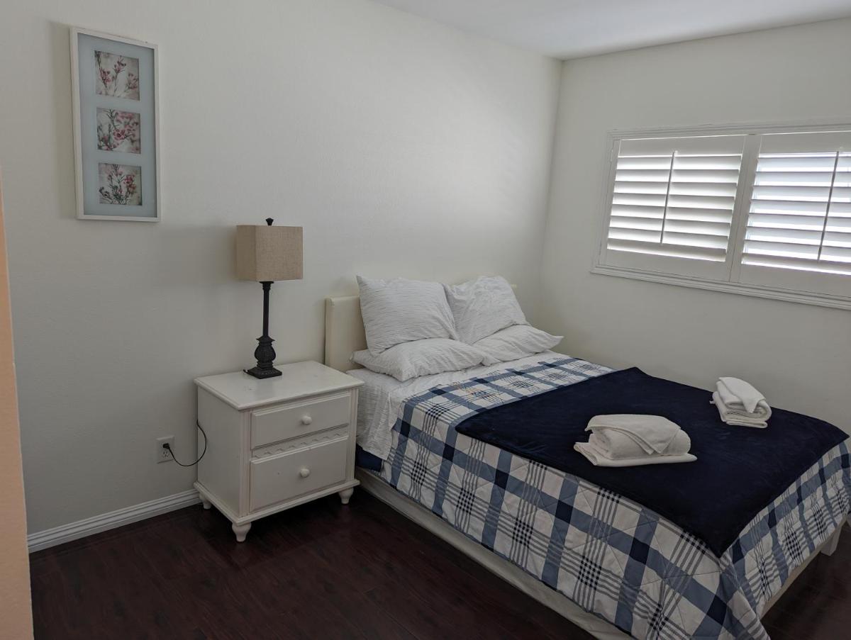 2Bedroom with Den and 2BA 4 Blocks to Santa Monica Beach - Housity