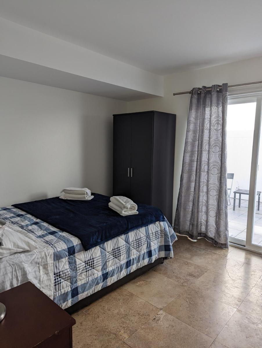 2Bedroom with Den and 2BA 4 Blocks to Santa Monica Beach - Housity