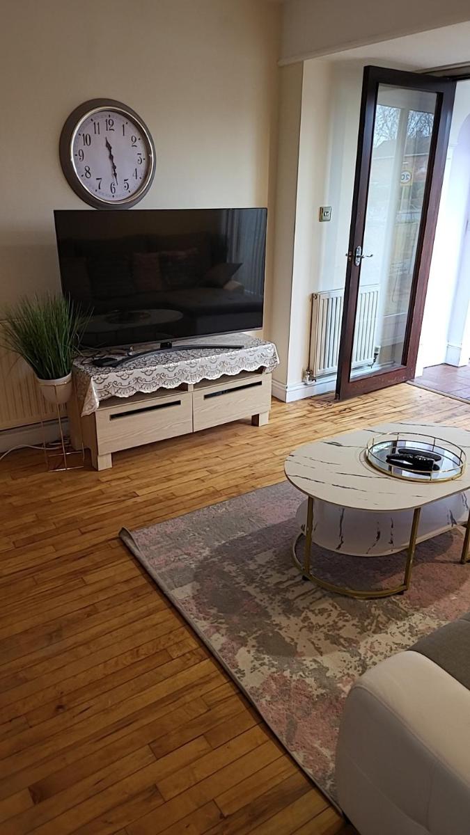 Masters bedroom in a 3 bedroom house - Housity