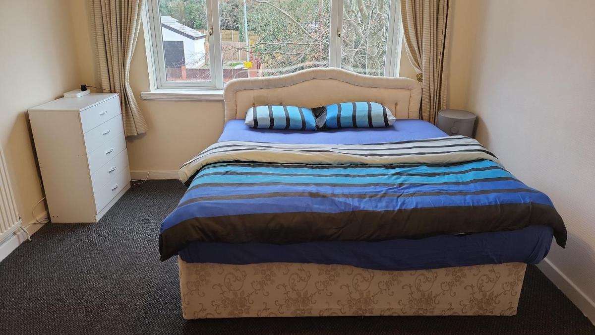 Masters bedroom in a 3 bedroom house - Housity