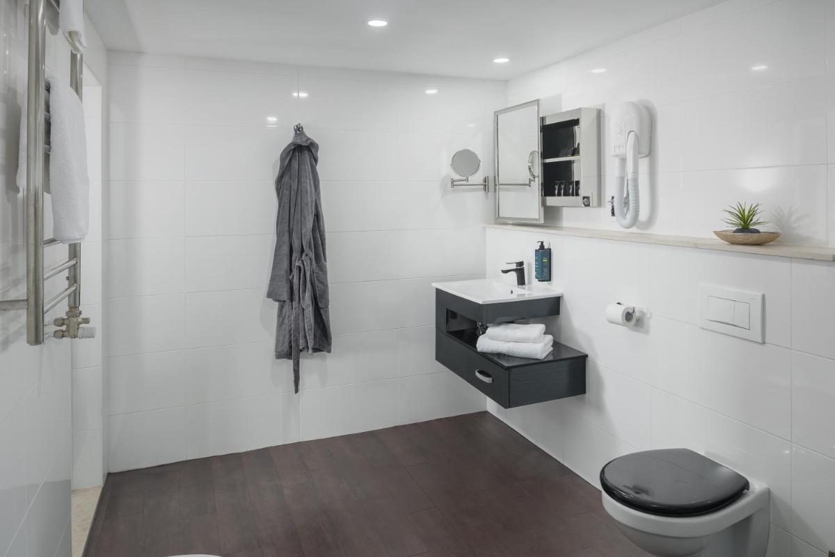 Hotel Tomi - Housity