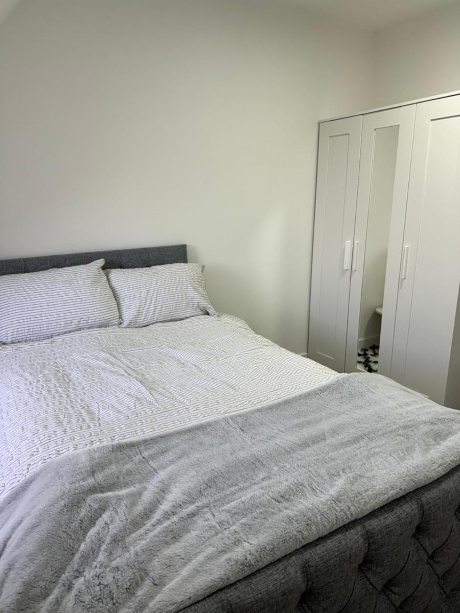 SMALL Double Room - En Suite - Housity