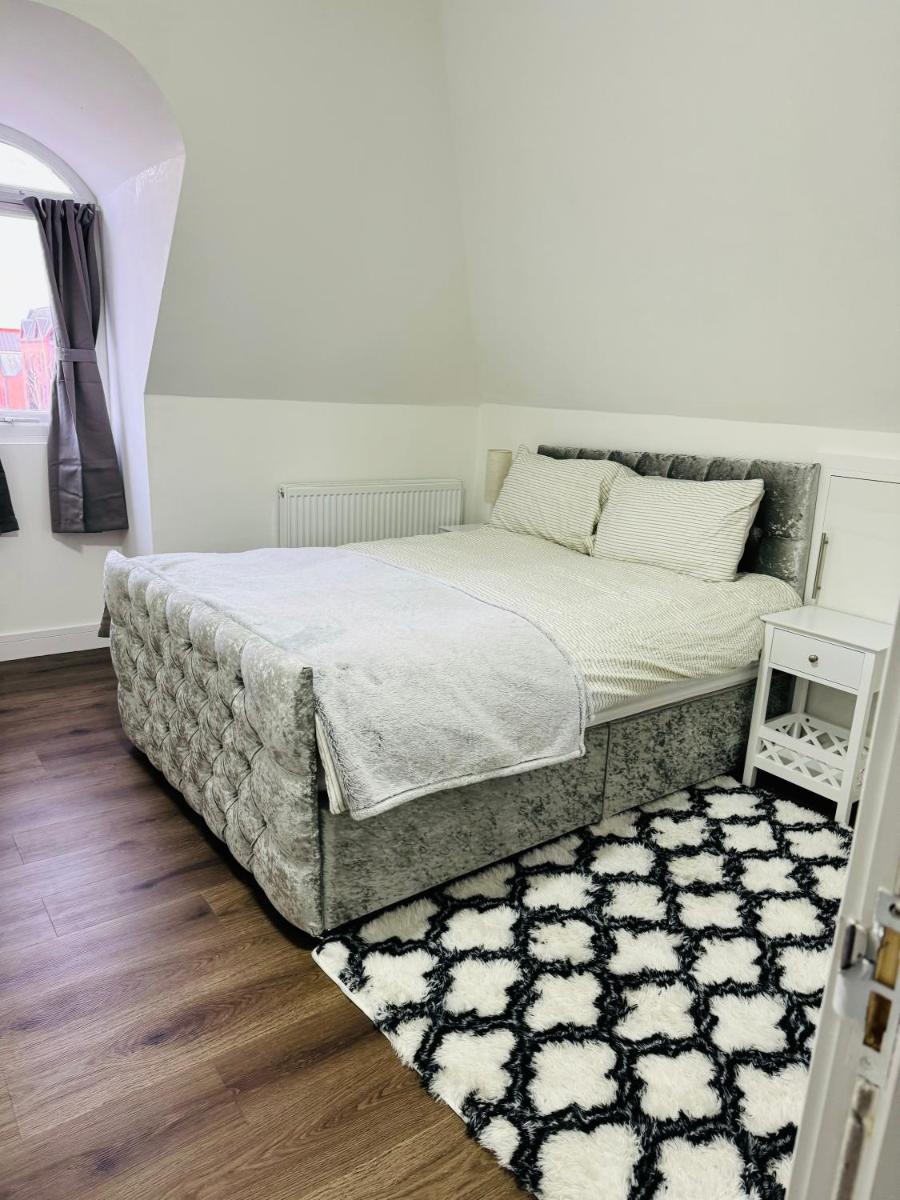 SMALL Double Room - En Suite - Housity