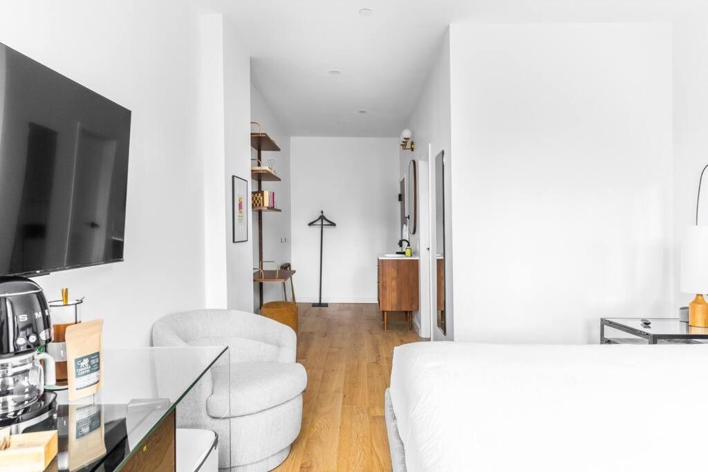 The Phenix Historic DTWN Hotel, King Bed Room #300 - Housity