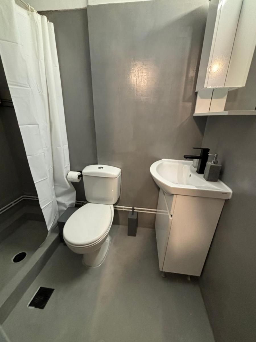 Jacuzzi studio close to athens airport!! - Housity