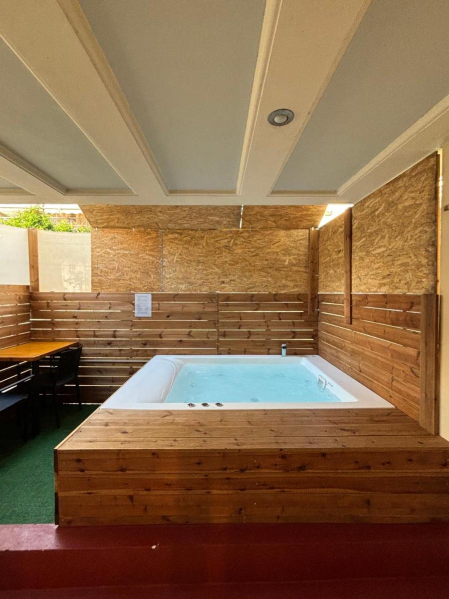 Jacuzzi studio close to athens airport!! - Housity
