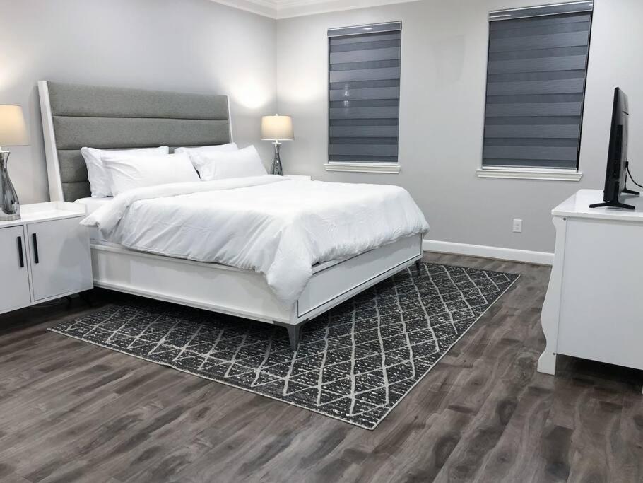 King bed in gated community, 1300 sqft home - Housity