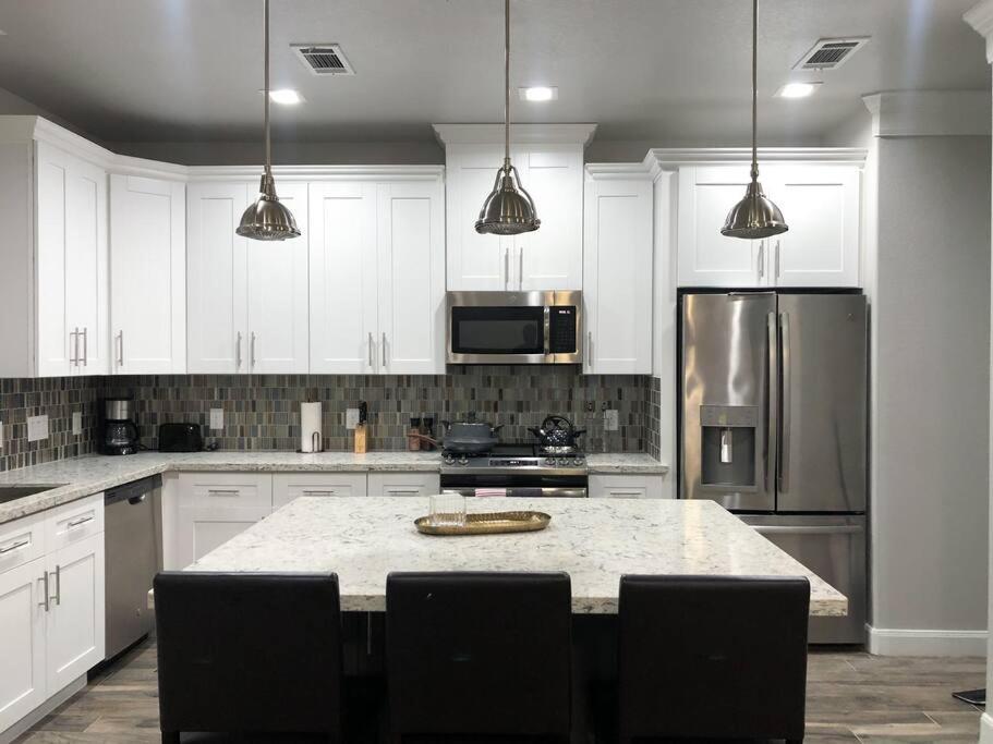 King bed in gated community, 1300 sqft home - Housity
