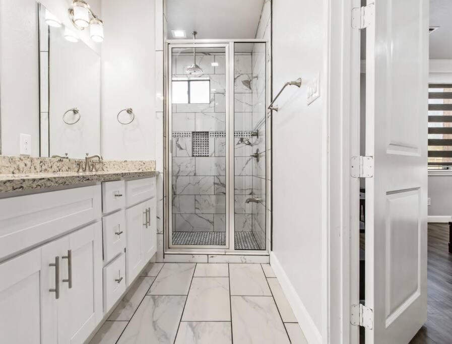 King bed in gated community, 1300 sqft home - Housity