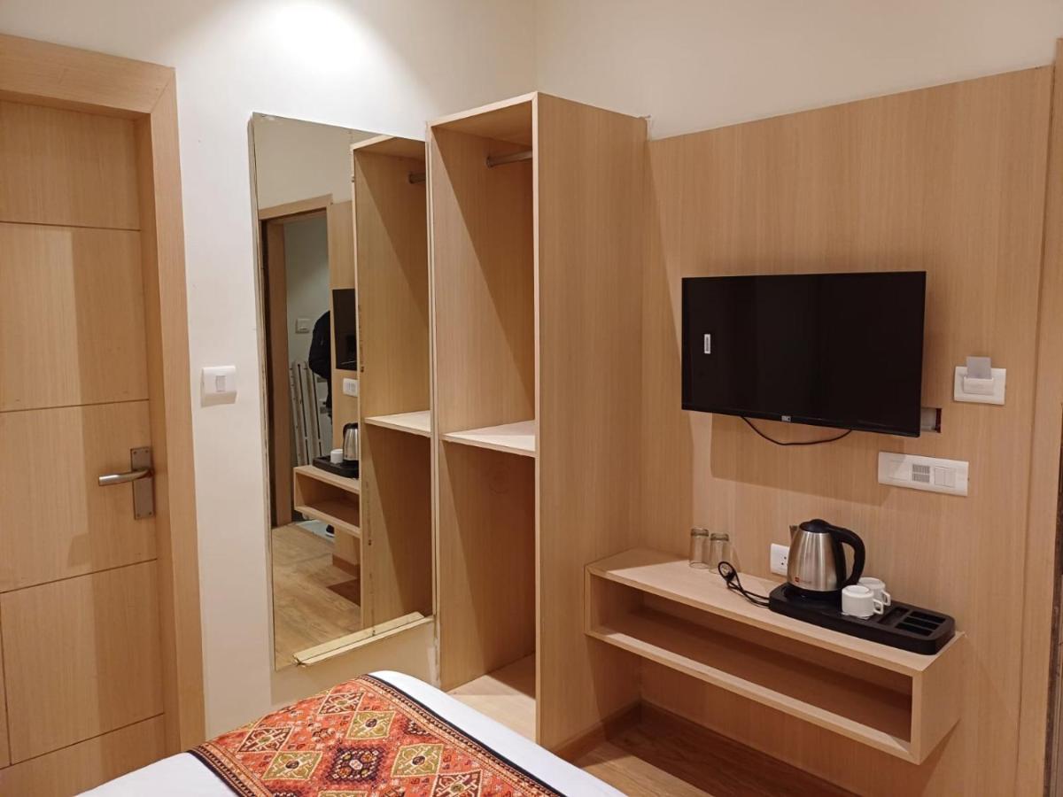 Hotel JR Grand 100 Meter From Golden Temple - Housity