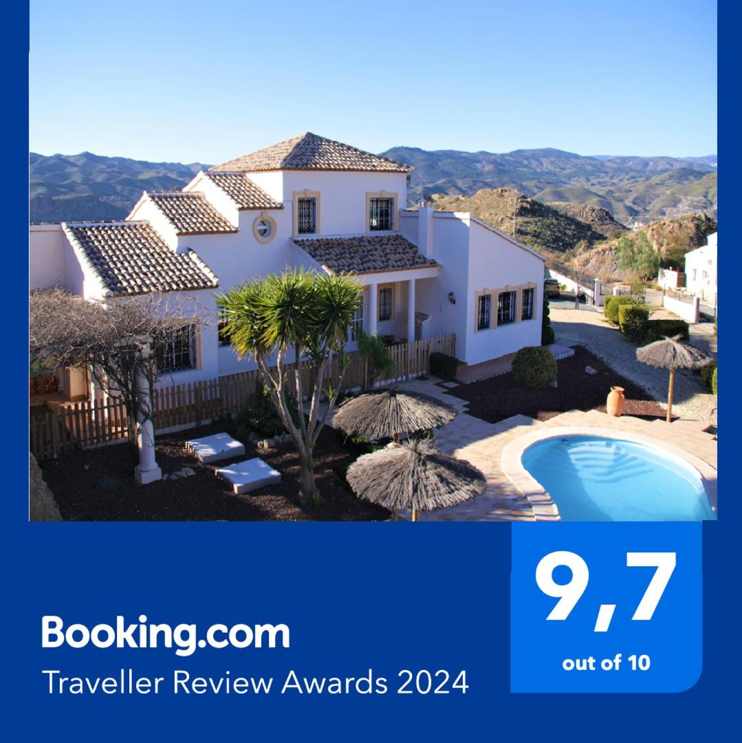 Villa Rosada - luxurious 3-bedroom villa with garden and pool - Housity