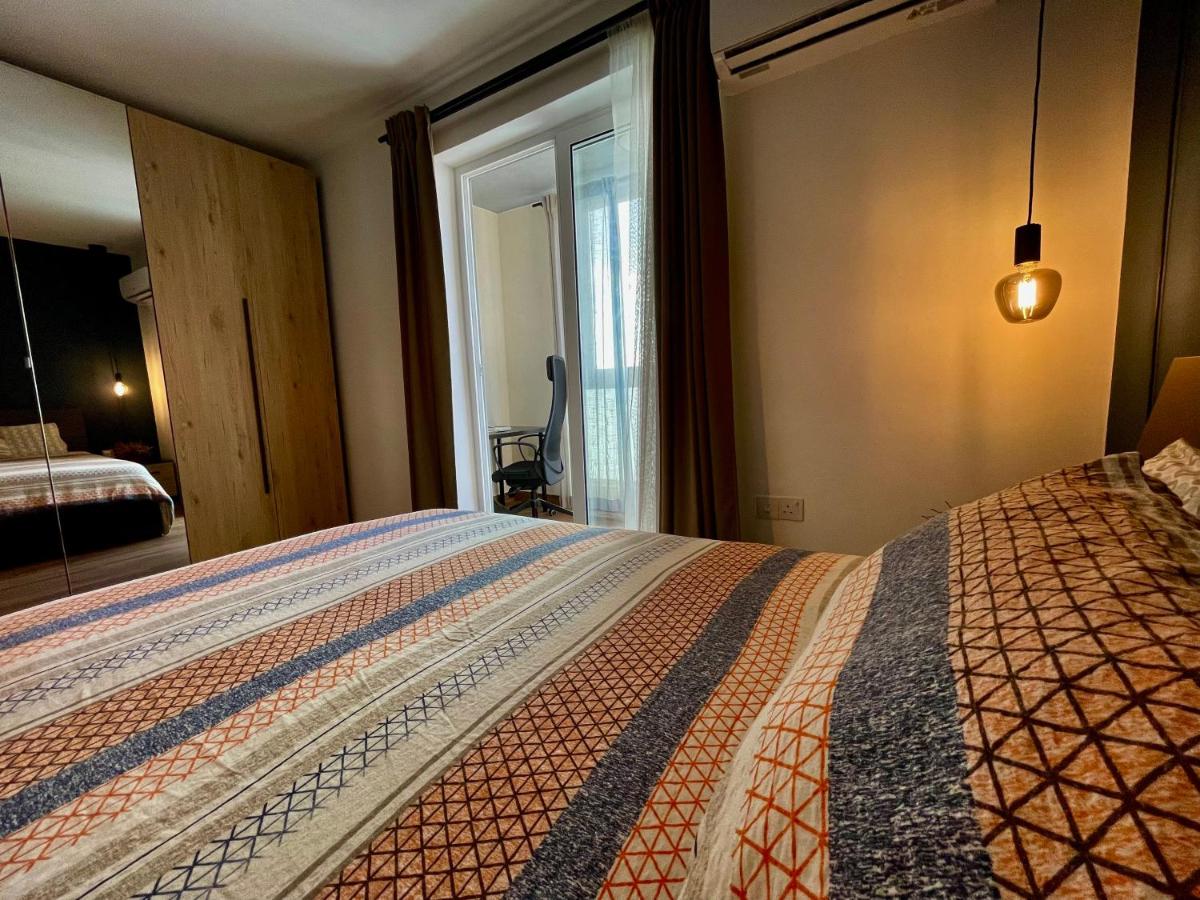 Airport Accommodation Bedroom with your own private Bathroom Self Check In and Self Check Out Air-condition Included - Housity