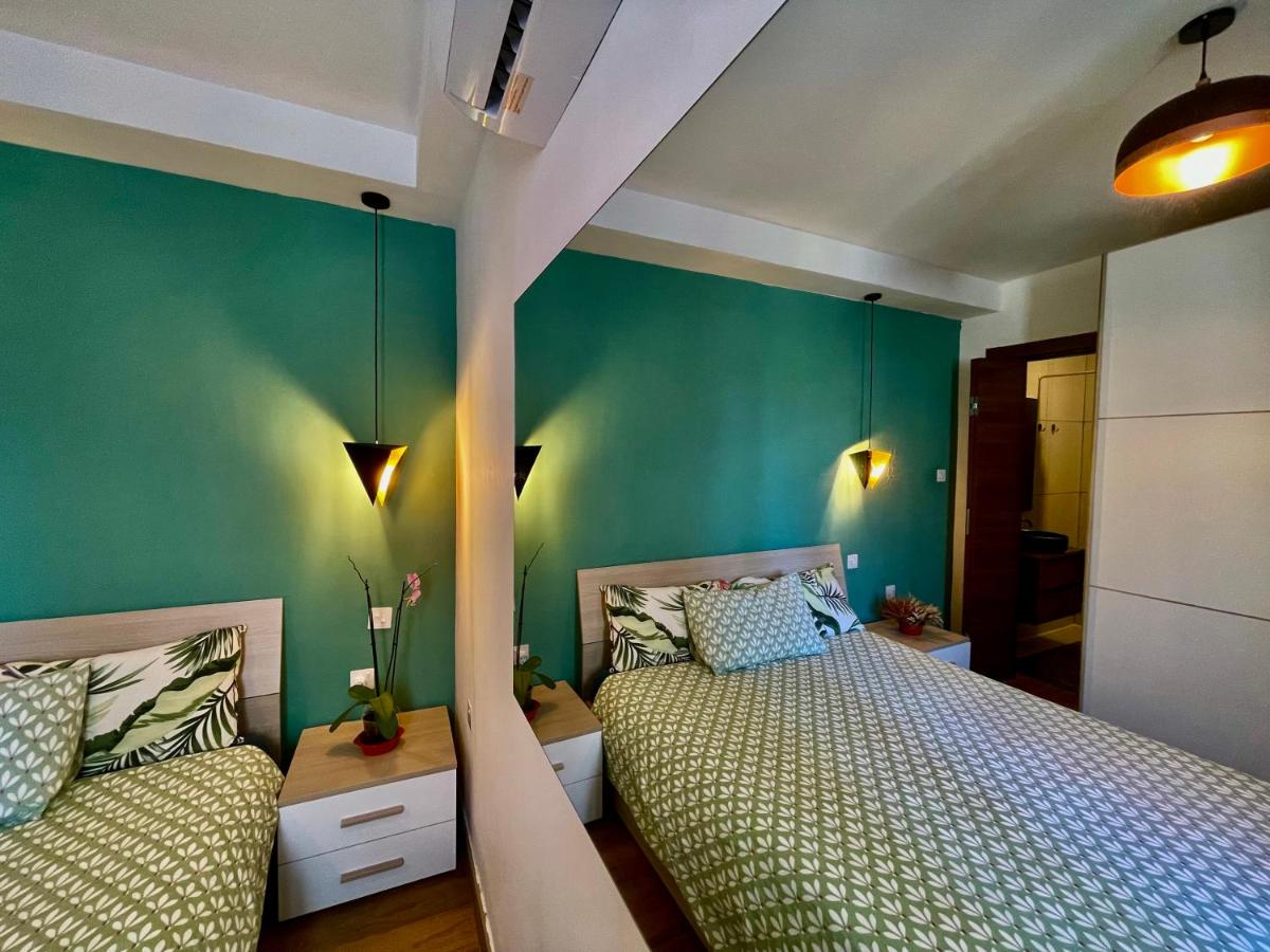Airport Accommodation Bedroom with your own private Bathroom Self Check In and Self Check Out Air-condition Included - Housity
