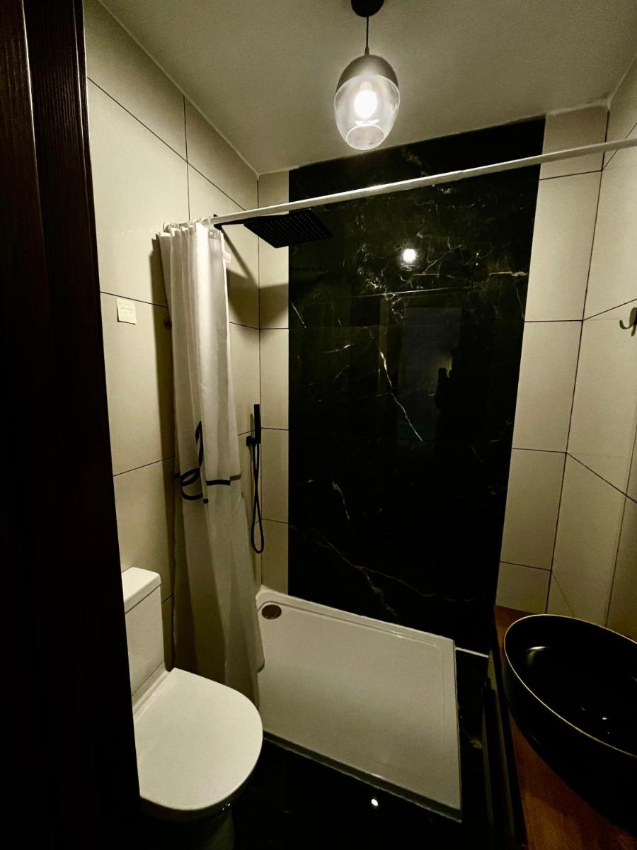 Airport Accommodation Bedroom with your own private Bathroom Self Check In and Self Check Out Air-condition Included - Housity