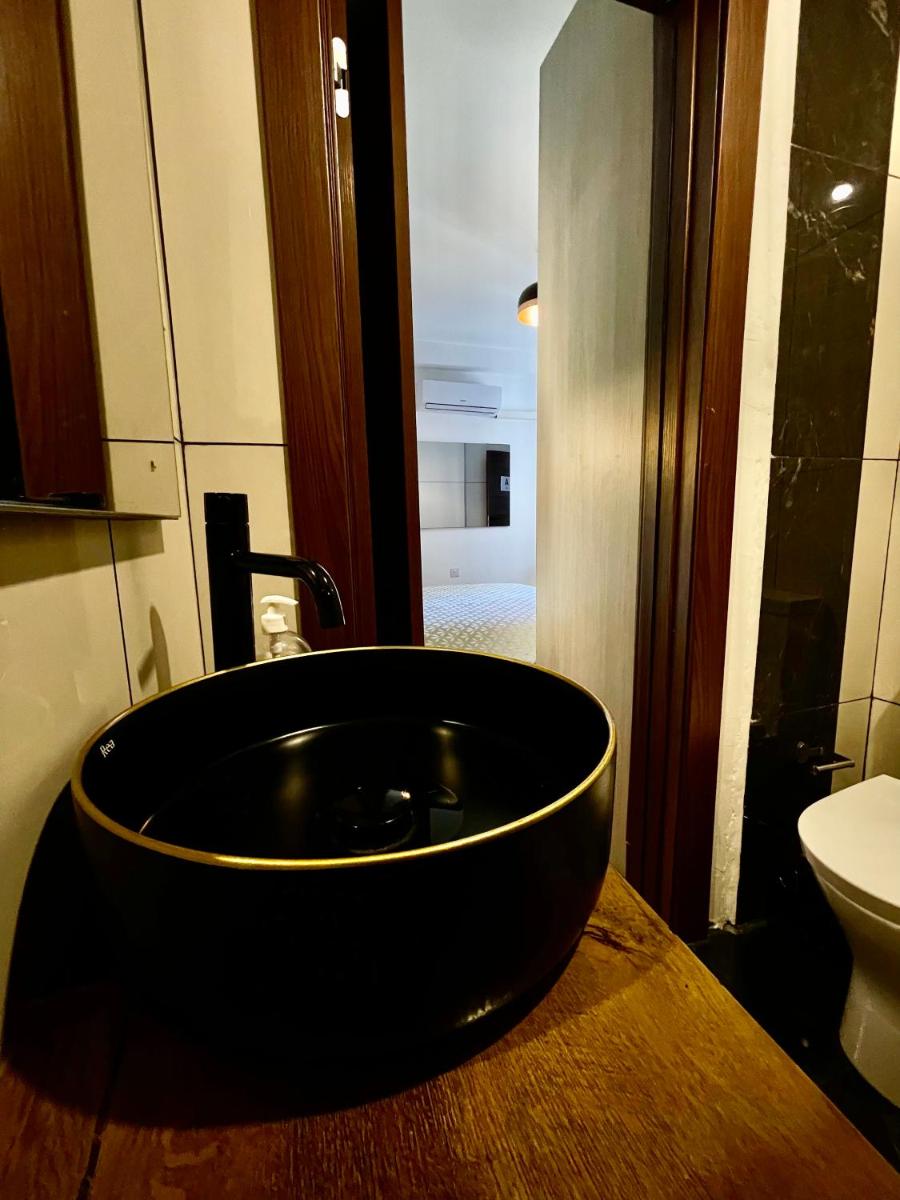 Airport Accommodation Bedroom with your own private Bathroom Self Check In and Self Check Out Air-condition Included - Housity