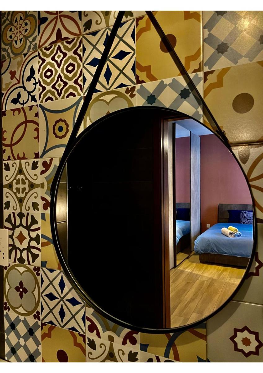 Airport Accommodation Bedroom with your own private Bathroom Self Check In and Self Check Out Air-condition Included - Housity