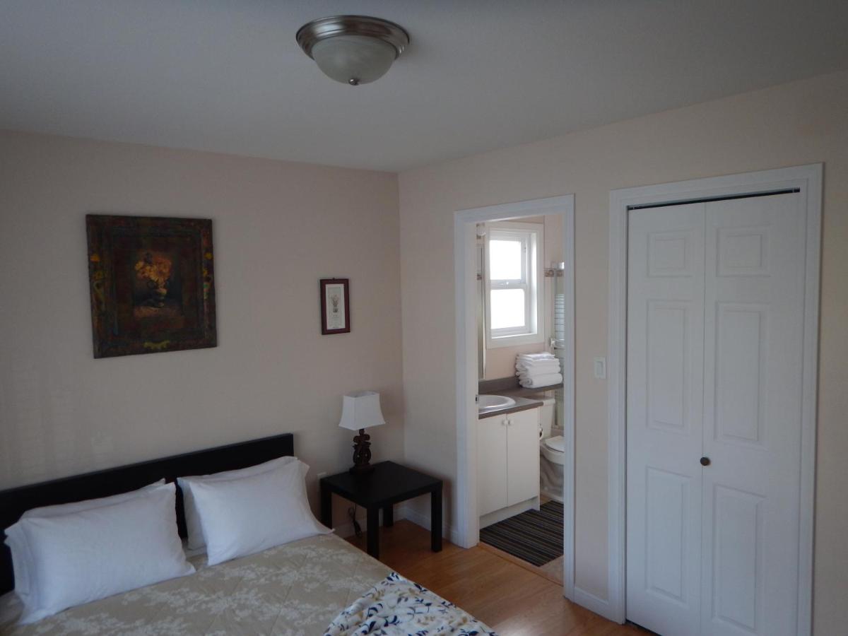Clean and Quiet 2 bdr 2 bthr private entrance entire guests suite near Coquitlam Center mall and skytrain - Housity