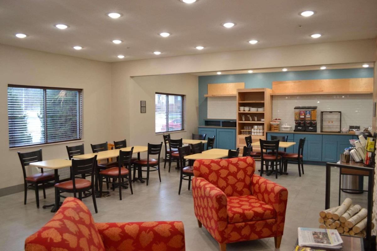 Country Inn & Suites by Radisson, Fairview Heights, IL - Housity