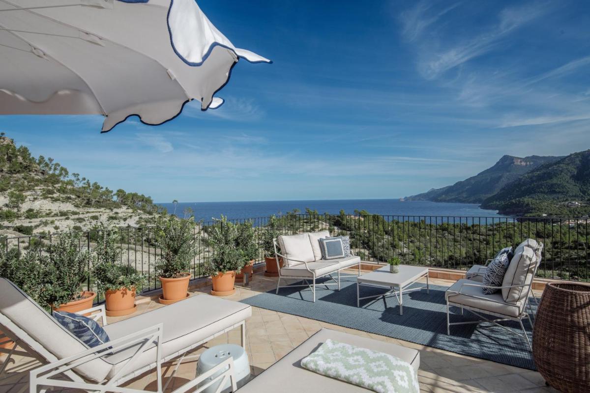 Un patio con sillas y vista al mar. en Son Bunyola Resort and Villas, en Banyalbufar