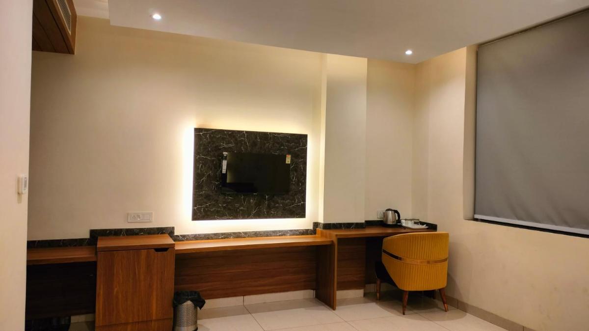 Hotel Hardiik Palace Inn Noida Sector 116 - Housity