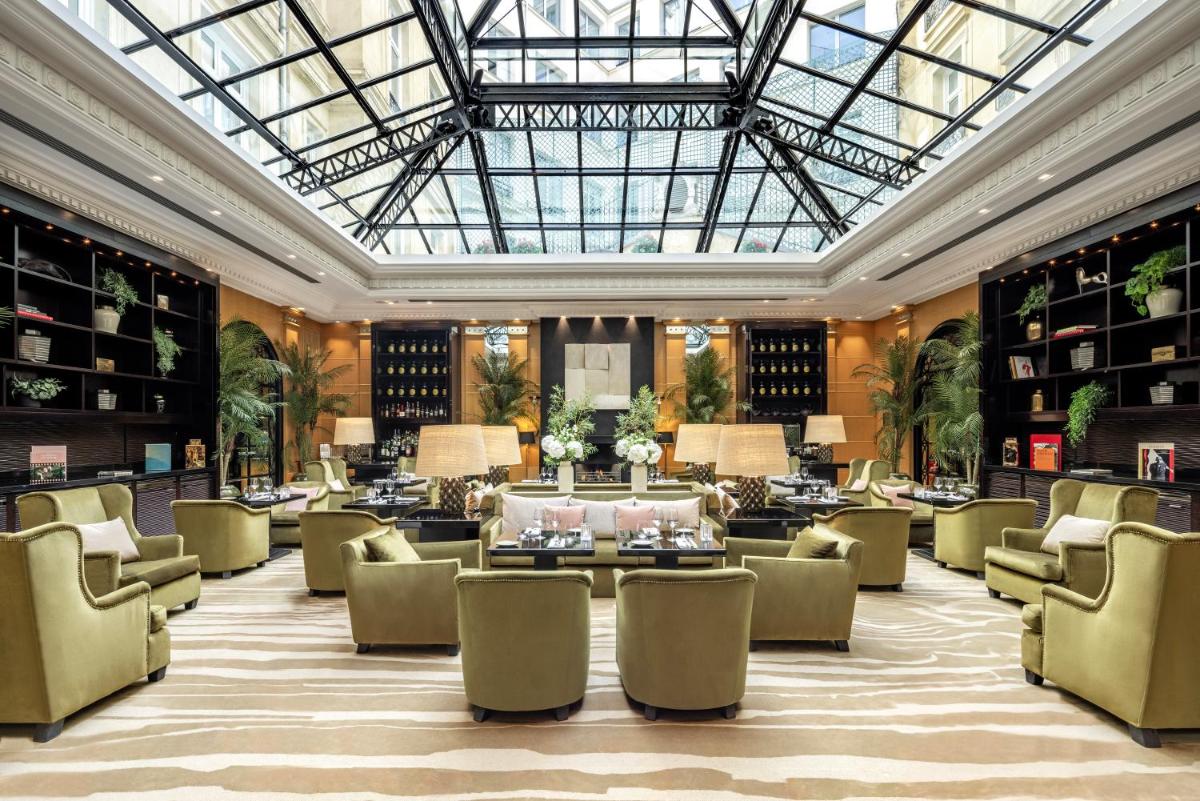 un hall d'hôtel avec des chaises et des tables dans l'établissement Hyatt Paris Madeleine, à Paris