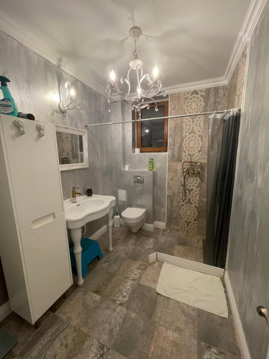 ROOM IN A PRIVATE HOUSE - 5 min from THERME and AIRPORT - Housity