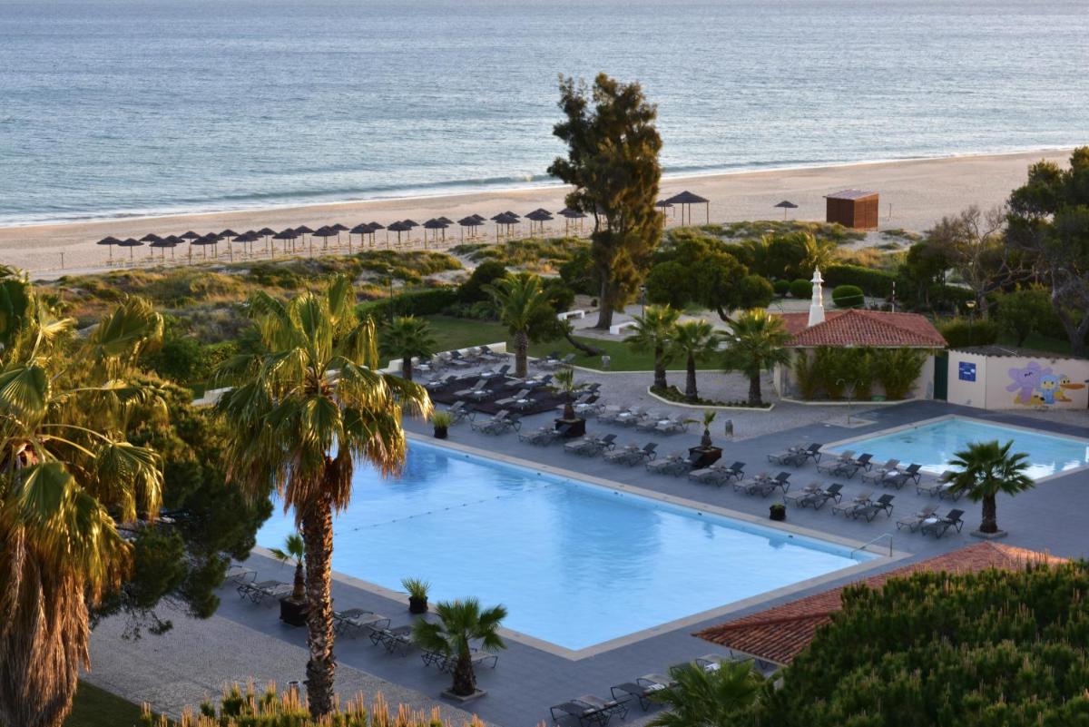 uma vista aérea de um resort com piscina e praia em Pestana D. João II Beach & Golf Resort em Alvor