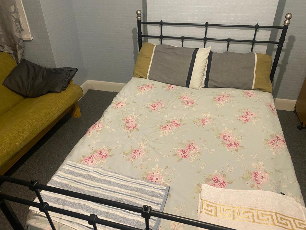 Quiet and peaceful Victorian corner house - Housity