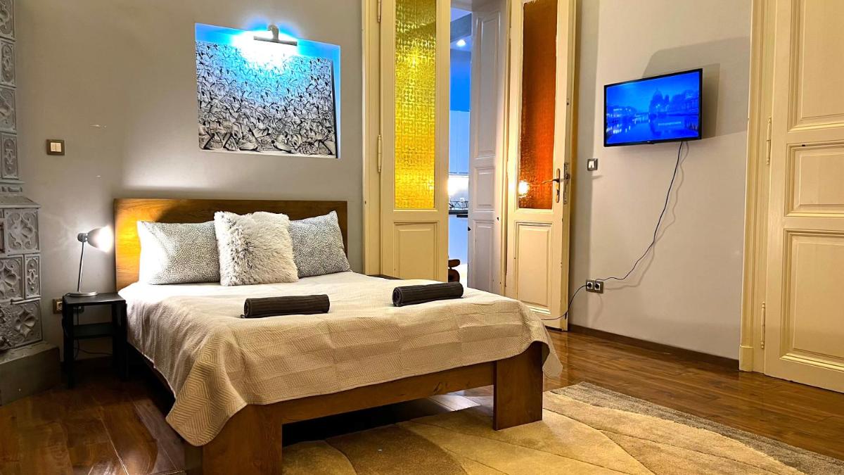 V6 Apartment by Small Home Budapest - Housity