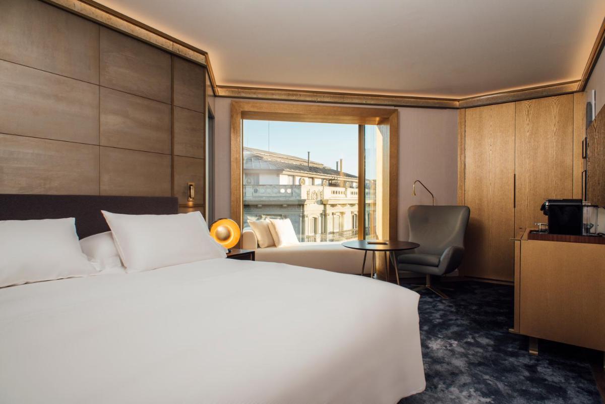 Una habitación de hotel con una cama y una ventana. en Almanac Barcelona, en Barcelona
