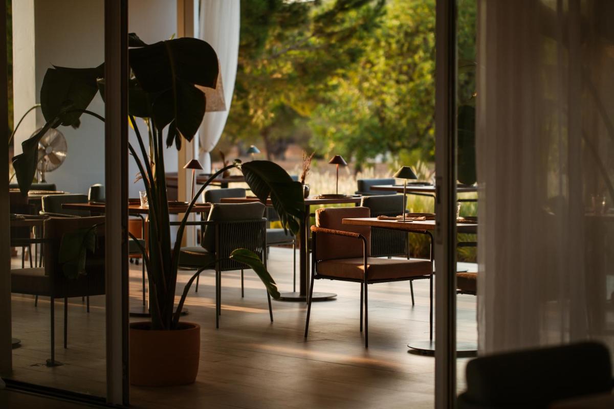 Un restaurante o sitio para comer en Ca Na Xica - Hotel & Spa