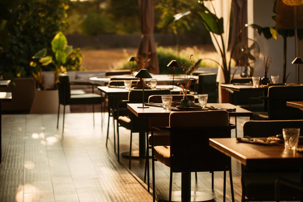 Un restaurante o sitio para comer en Ca Na Xica - Hotel & Spa