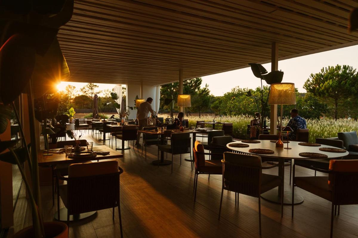 Un restaurante o sitio para comer en Ca Na Xica - Hotel & Spa