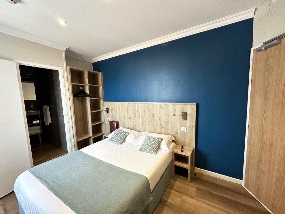 Un ou plusieurs lits dans un hébergement de l'établissement Logis - Hôtel Arc en Ciel et SPA Les Sables d'Olonne