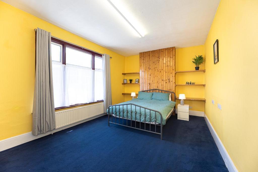 Barking Road Comfy House - Housity