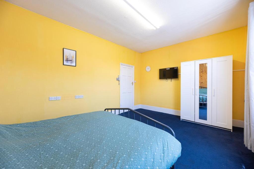 Barking Road Comfy House - Housity