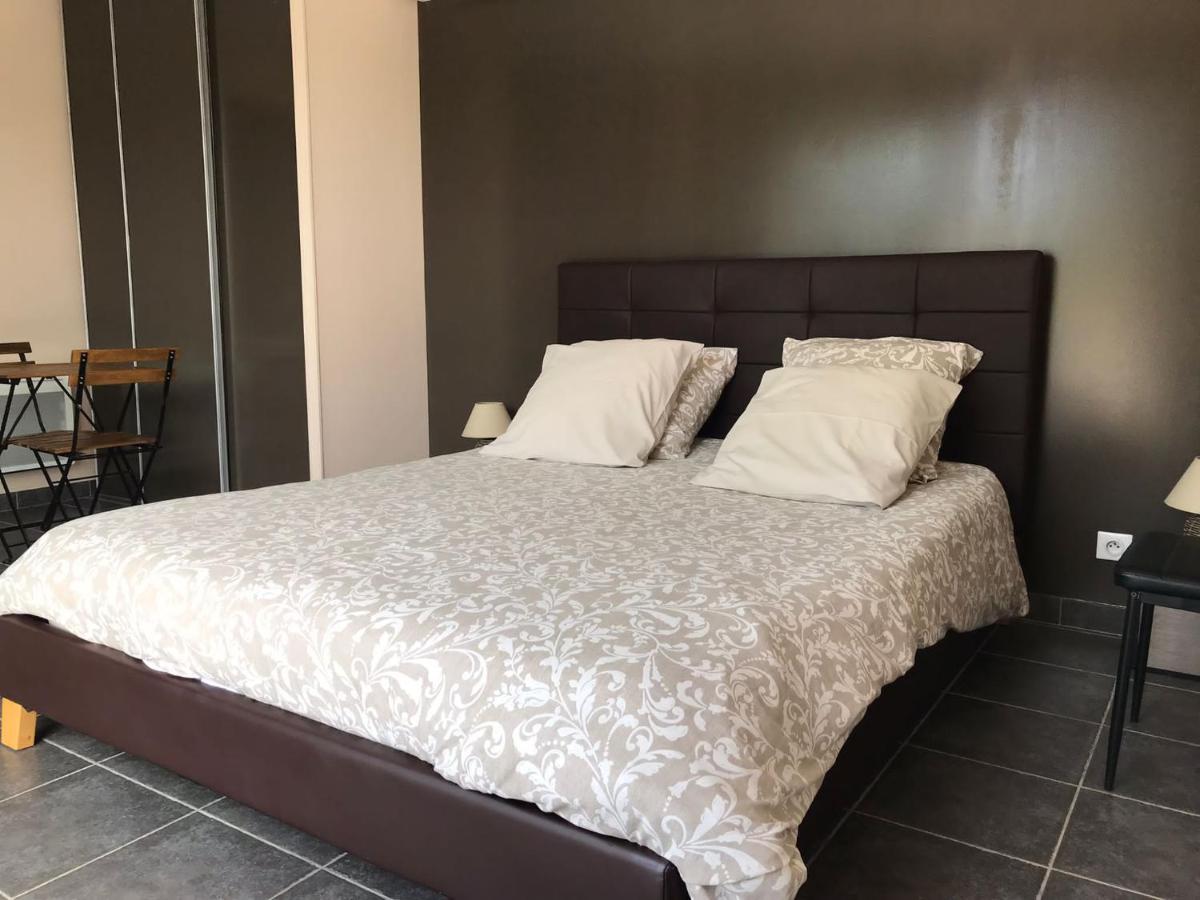 Chambres d'hôtes, B&B climatisées LA BORRELLIENNE - Housity
