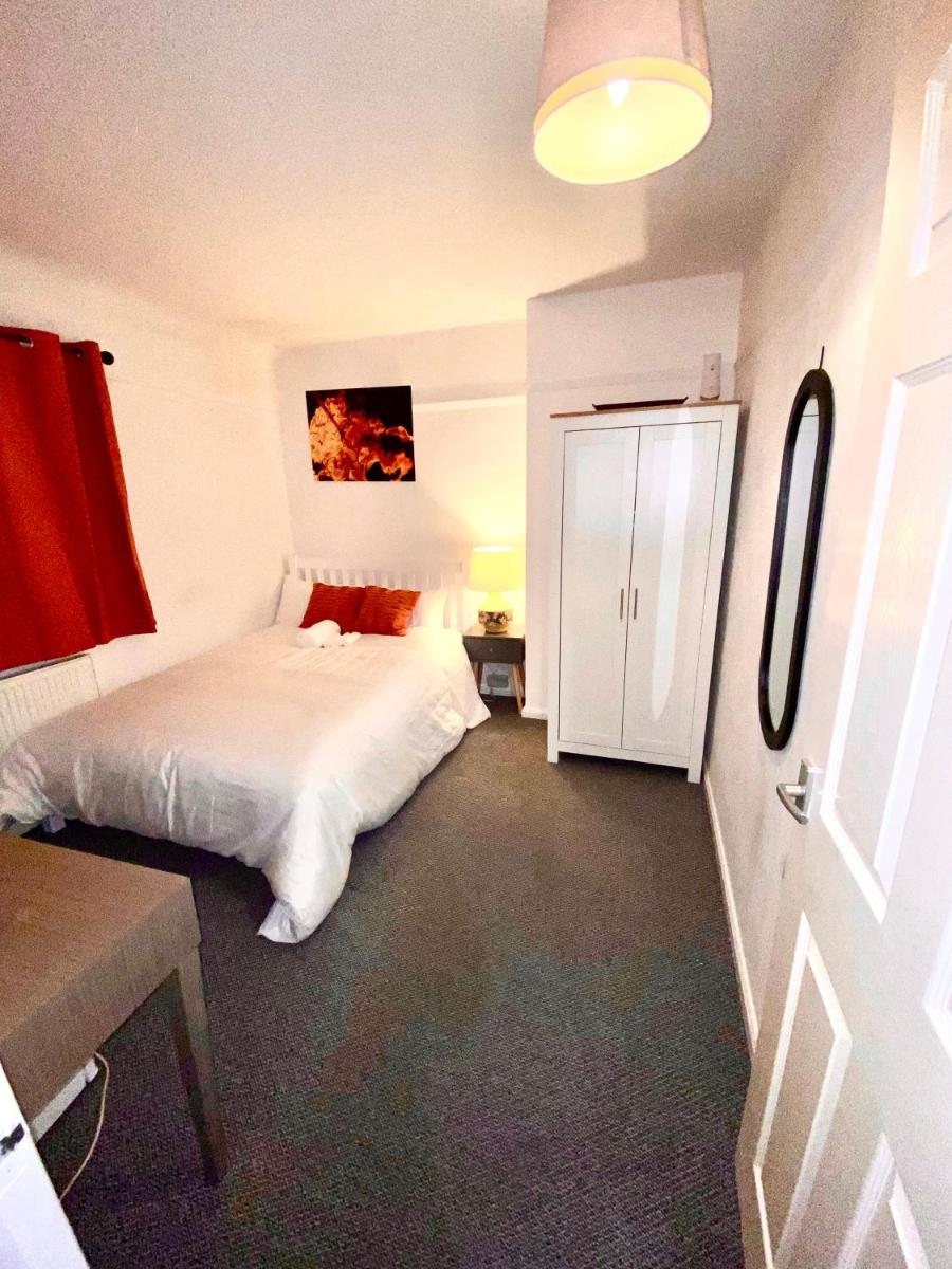 Relaxing Suite Nottingham Room - Housity