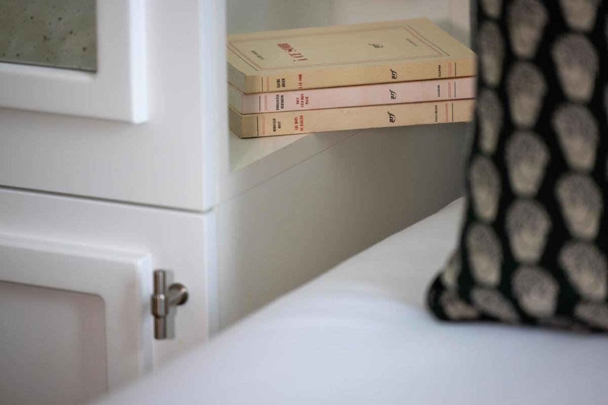 Bibliothèque dans l'hôtel
