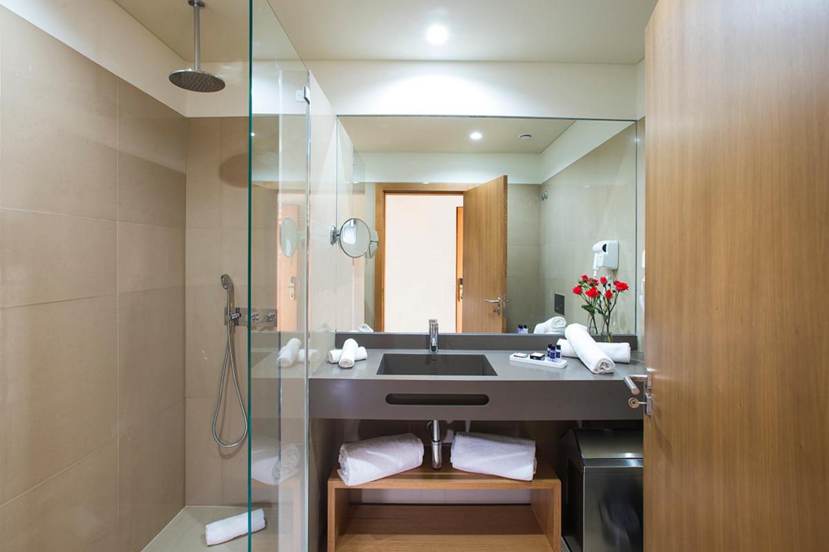 Uma casa de banho em Douro Castelo Signature Hotel & Spa