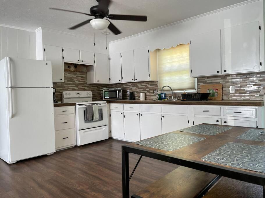 1 king/2queen bd home next to big park - Housity