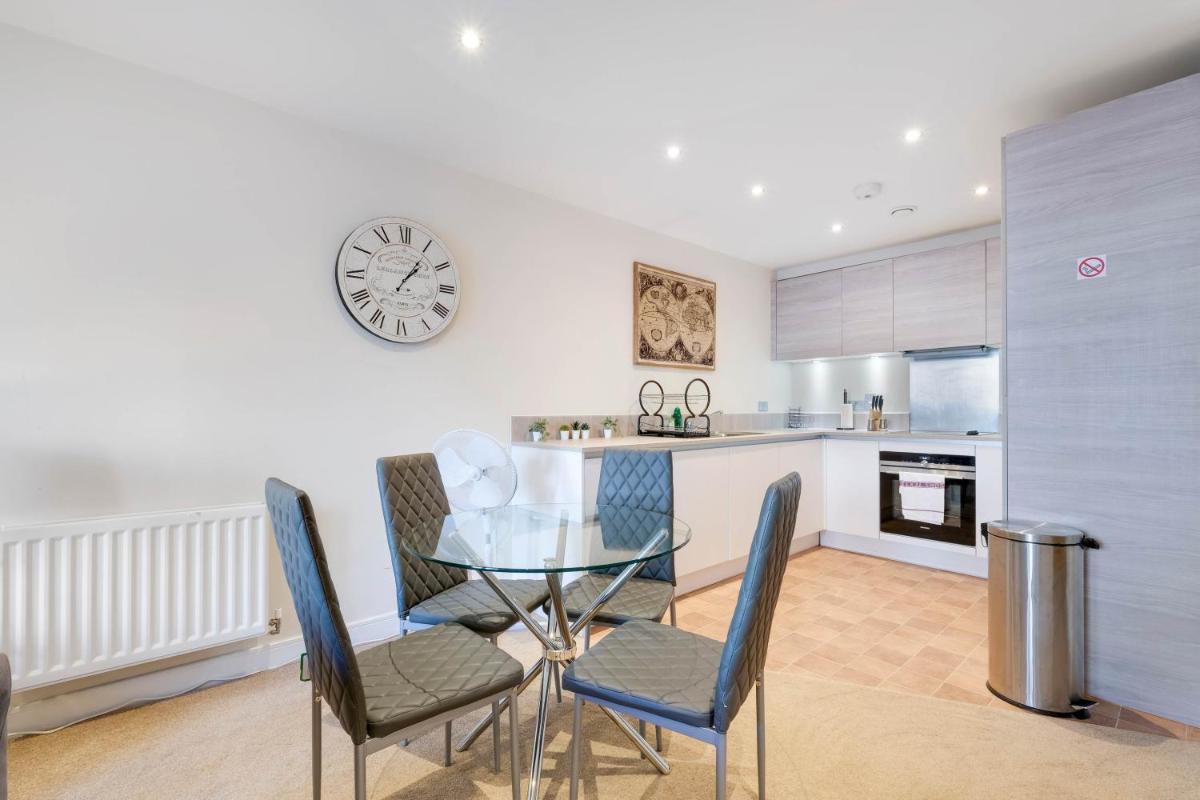 Alder House Serviced Apartment Maidenhead by 360stays - Housity