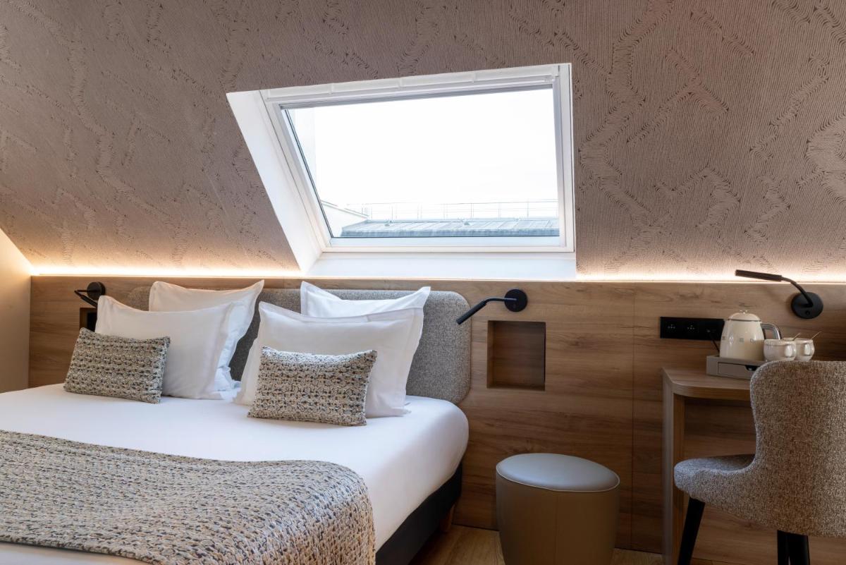 - une chambre avec un lit, une fenêtre et une chaise dans l'établissement Hôtel Théorème, à Paris 38 autres photos