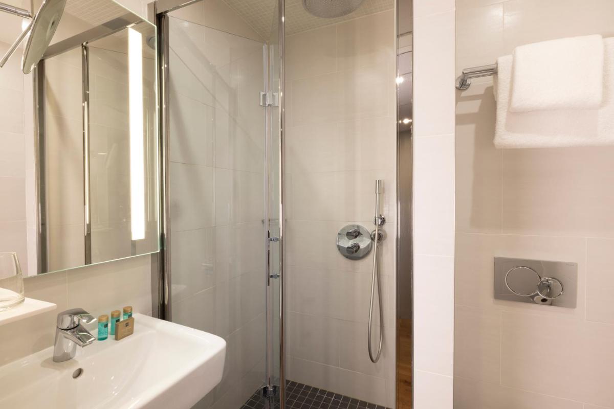 Salle de bains dans l'établissement Hôtel Théorème
