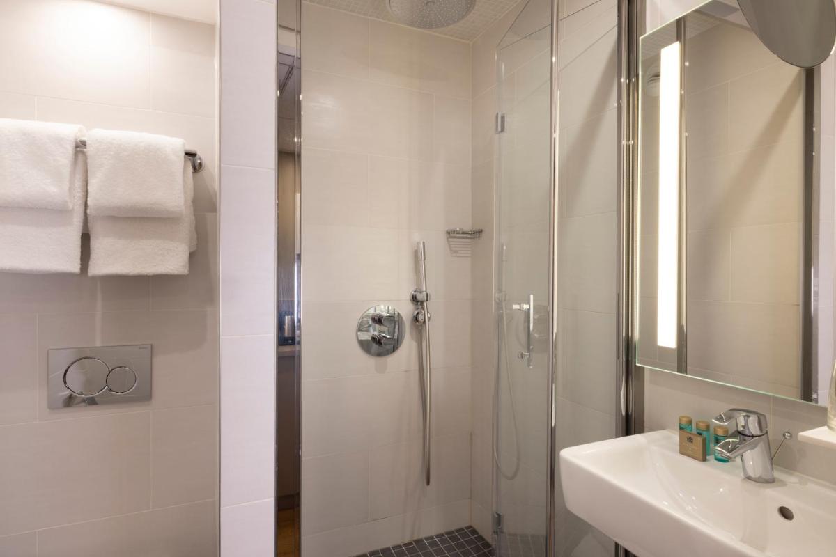 Salle de bains dans l'établissement Hôtel Théorème
